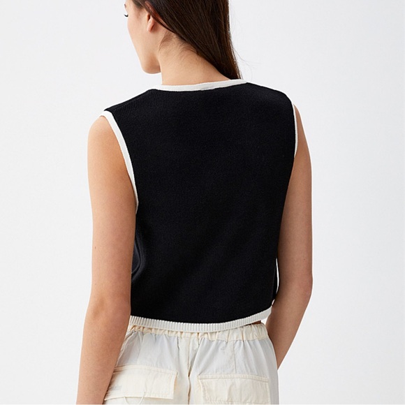 Contrasting edging buttoned Vest Black and White Sleeveless Button-Up - Picture 2 of 5